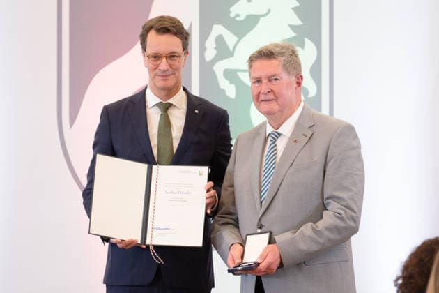 Hendrik WUEST, Wüst, CDU, Ministerpraesident des Landes Nordrhein-Westfalen, zeichnet Reinhard KLENKE aus, Ministerpraesident Hendrik WUEST zeichnet Buergerinnen und Buerger aus Nordrhein-Westfalen fuer ihr aussergewoehnliches Engagement fuer die Gesellschaft mit dem Verdienstorden des Landes aus, Verleihung des Verdienstordens des Landes Nordrhein-Westfalen in Duesseldorf am 02.06.2026 *** Hendrik WUEST, Wüst, CDU, State Premier of North Rhine-Westphalia, honors Reinhard KLENKE, State Premier Hendrik WUEST honors citizens of North Rhine-Westphalia for their extraordinary commitment to society with the Order of Merit of the State of North Rhine-Westphalia, Award of the Order of Merit of the State of North Rhine-Westphalia in Duesseldorf