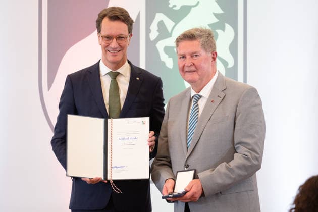 Hendrik WUEST, Wüst, CDU, Ministerpraesident des Landes Nordrhein-Westfalen, zeichnet Reinhard KLENKE aus, Ministerpraesident Hendrik WUEST zeichnet Buergerinnen und Buerger aus Nordrhein-Westfalen fuer ihr aussergewoehnliches Engagement fuer die Gesellschaft mit dem Verdienstorden des Landes aus, Verleihung des Verdienstordens des Landes Nordrhein-Westfalen in Duesseldorf am 02.06.2026 *** Hendrik WUEST, Wüst, CDU, State Premier of North Rhine-Westphalia, honors Reinhard KLENKE, State Premier Hendrik WUEST honors citizens of North Rhine-Westphalia for their extraordinary commitment to society with the Order of Merit of the State of North Rhine-Westphalia, Award of the Order of Merit of the State of North Rhine-Westphalia in Duesseldorf