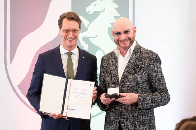Hendrik WUEST, Wüst, CDU, Ministerpraesident des Landes Nordrhein-Westfalen, zeichnet Ralph MORGENSTERN, Moderator, mit dem Verdienstorden aus, Ministerpraesident Hendrik WUEST zeichnet Buergerinnen und Buerger aus Nordrhein-Westfalen fuer ihr aussergewoehnliches Engagement fuer die Gesellschaft mit dem Verdienstorden des Landes aus, Verleihung des Verdienstordens des Landes Nordrhein-Westfalen in Duesseldorf am 02.06.2026 *** Hendrik WUEST, Wüst, CDU, State Premier of North Rhine-Westphalia, honors Ralph MORGENSTERN, moderator, with the Order of Merit, State Premier Hendrik WUEST honors citizens of North Rhine-Westphalia for their extraordinary commitment to society with the Order of Merit of the State, Award of the Order of Merit of th
