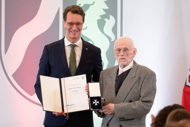 Hendrik WUEST, Wüst, CDU, Ministerpraesident des Landes Nordrhein-Westfalen, zeichnet Jochen SAURENBACH, mit dem Verdienstorden aus, Ministerpraesident Hendrik WUEST zeichnet Buergerinnen und Buerger aus Nordrhein-Westfalen fuer ihr aussergewoehnliches Engagement fuer die Gesellschaft mit dem Verdienstorden des Landes aus, Verleihung des Verdienstordens des Landes Nordrhein-Westfalen in Duesseldorf am 02.06.2026 *** Hendrik WUEST, Wüst, CDU, State Premier of North Rhine-Westphalia, honors Jochen SAURENBACH, with the Order of Merit, State Premier Hendrik WUEST honors citizens of North Rhine-Westphalia for their extraordinary commitment to society with the Order of Merit of the State of North Rhine-Westphalia, Award of the Order of Merit o