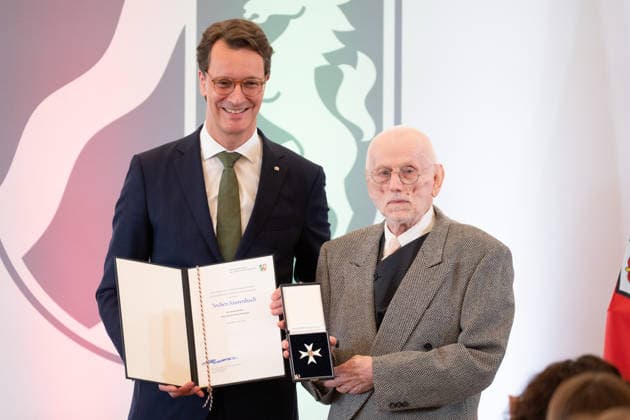Hendrik WUEST, Wüst, CDU, Ministerpraesident des Landes Nordrhein-Westfalen, zeichnet Jochen SAURENBACH, mit dem Verdienstorden aus, Ministerpraesident Hendrik WUEST zeichnet Buergerinnen und Buerger aus Nordrhein-Westfalen fuer ihr aussergewoehnliches Engagement fuer die Gesellschaft mit dem Verdienstorden des Landes aus, Verleihung des Verdienstordens des Landes Nordrhein-Westfalen in Duesseldorf am 02.06.2026 *** Hendrik WUEST, Wüst, CDU, State Premier of North Rhine-Westphalia, honors Jochen SAURENBACH, with the Order of Merit, State Premier Hendrik WUEST honors citizens of North Rhine-Westphalia for their extraordinary commitment to society with the Order of Merit of the State of North Rhine-Westphalia, Award of the Order of Merit o