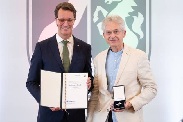 Hendrik WUEST, Wüst, CDU, Ministerpraesident des Landes Nordrhein-Westfalen, zeichnet Reinhard SCHMIDT mit dem Verdienstorden aus, Ministerpraesident Hendrik WUEST zeichnet Buergerinnen und Buerger aus Nordrhein-Westfalen fuer ihr aussergewoehnliches Engagement fuer die Gesellschaft mit dem Verdienstorden des Landes aus, Verleihung des Verdienstordens des Landes Nordrhein-Westfalen in Duesseldorf am 02.06.2026 *** Hendrik WUEST, Wüst, CDU, State Premier of North Rhine-Westphalia, honors Reinhard SCHMIDT with the Order of Merit, State Premier Hendrik WUEST honors citizens of North Rhine-Westphalia for their extraordinary commitment to society with the Order of Merit of the State of North Rhine-Westphalia, Award of the Order of Merit of t