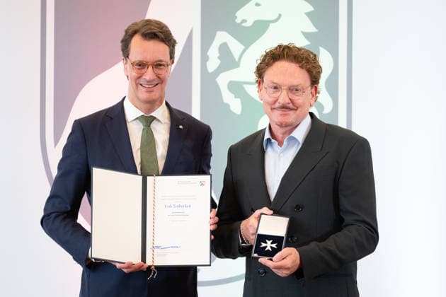Hendrik WUEST, Wüst, CDU, Ministerpraesident des Landes Nordrhein-Westfalen, zeichnet den Apotheker Erik TENBERKEN mit dem Verdienstorden aus, Ministerpraesident Hendrik WUEST zeichnet Buergerinnen und Buerger aus Nordrhein-Westfalen fuer ihr aussergewoehnliches Engagement fuer die Gesellschaft mit dem Verdienstorden des Landes aus, Verleihung des Verdienstordens des Landes Nordrhein-Westfalen in Duesseldorf am 02.06.2026 *** Hendrik WUEST, Wüst, CDU, State Premier of North Rhine-Westphalia, honors pharmacist Erik TENBERKEN with the Order of Merit, State Premier Hendrik WUEST honors citizens of North Rhine-Westphalia for their extraordinary commitment to society with the Order of Merit of the State of North Rhine-Westphalia, Award of th