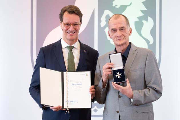 Hendrik WUEST, Wüst, CDU, Ministerpraesident des Landes Nordrhein-Westfalen, zeichnet Georg UECKER, Schauspieler, , mit dem Verdienstorden aus, Ministerpraesident Hendrik WUEST zeichnet Buergerinnen und Buerger aus Nordrhein-Westfalen fuer ihr aussergewoehnliches Engagement fuer die Gesellschaft mit dem Verdienstorden des Landes aus, Verleihung des Verdienstordens des Landes Nordrhein-Westfalen in Duesseldorf am 02.06.2026 *** Hendrik WUEST, Wüst, CDU, State Premier of North Rhine-Westphalia, honors Georg UECKER, actor, with the Order of Merit, State Premier Hendrik WUEST honors citizens of North Rhine-Westphalia for their extraordinary commitment to society with the State Order of Merit, Award of the Order of Merit of the State of North