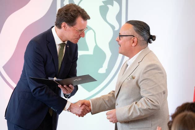 Hendrik WUEST, Wüst, CDU, Ministerpraesident des Landes Nordrhein-Westfalen, zeichnet Marcus VELKE-SCHMIDT mit dem Verdienstorden aus, Ministerpraesident Hendrik WUEST zeichnet Buergerinnen und Buerger aus Nordrhein-Westfalen fuer ihr aussergewoehnliches Engagement fuer die Gesellschaft mit dem Verdienstorden des Landes aus, Verleihung des Verdienstordens des Landes Nordrhein-Westfalen in Duesseldorf am 02.06.2026 *** Hendrik WUEST, Wüst, CDU, State Premier of North Rhine-Westphalia, honors Marcus VELKE SCHMIDT with the Order of Merit, State Premier Hendrik WUEST honors citizens of North Rhine-Westphalia for their extraordinary commitment to society with the Order of Merit of the State of North Rhine-Westphalia, Award of the Order of Mer