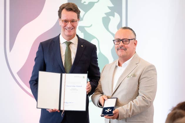 Hendrik WUEST, Wüst, CDU, Ministerpraesident des Landes Nordrhein-Westfalen, zeichnet Marcus VELKE-SCHMIDT mit dem Verdienstorden aus, Ministerpraesident Hendrik WUEST zeichnet Buergerinnen und Buerger aus Nordrhein-Westfalen fuer ihr aussergewoehnliches Engagement fuer die Gesellschaft mit dem Verdienstorden des Landes aus, Verleihung des Verdienstordens des Landes Nordrhein-Westfalen in Duesseldorf am 02.06.2026 *** Hendrik WUEST, Wüst, CDU, State Premier of North Rhine-Westphalia, honors Marcus VELKE SCHMIDT with the Order of Merit, State Premier Hendrik WUEST honors citizens of North Rhine-Westphalia for their extraordinary commitment to society with the Order of Merit of the State of North Rhine-Westphalia, Award of the Order of Mer