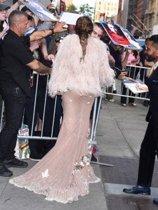 Arrivals for Netflix s Office Romance premiere at Regal Union Square Featuring: Jennifer Lopez, signs fro fans Where: New York, United States When: 02 Jun 2026 Credit: Darla Khazei INSTARimages EDITORIAL USE ONLY. NOT FOR USE BY NEWSPAPERS BASED IN THE UK. Copyright: xx instar55744749