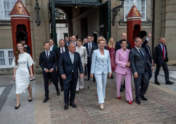 KÖPENHAMN 2026-06-03 Utrikesminister Lars Lokke Rasmussen, statsminister Mette Frederiksen, ekonomi- och inrikesminister Pia Olsen Dyhr och näringsminister Martin Lidegaard i täten när Danmarks nya regering presenteras utanför Amalienborg i Köpenhamn pa onsdagen. KÖPENHAMN DANMARK x50090x *** COPENHAGEN 2026 06 03 Foreign Minister Lars Lokke Rasmussen, Prime Minister Mette Frederiksen, Minister for Economic Affairs and the Interior Pia Olsen Dyhr and Minister for Trade and Industry Martin Lidegaard in the lead as Denmarks new government is presented outside Amalienborg in Copenhagen on Wednesday COPENHAGEN DENMARK x50090x  Copyright: xJohanxNilssonx xTTx NY REGERING DANMARK A8jhdn7DfPE