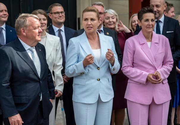 KÖPENHAMN 2026-06-03 Utrikesminister Lars Lokke Rasmussen, statsminister Mette Frederiksen, och ekonomi- och inrikesminister Pia Olsen Dyhr när Danmarks nya regering presenteras utanför Amalienborg i Köpenhamn pa onsdagen. KÖPENHAMN DANMARK x50090x *** COPENHAGEN 2026 06 03 Foreign Minister Lars Lokke Rasmussen, Prime Minister Mette Frederiksen, and Minister for Economic Affairs and the Interior Pia Olsen Dyhr as Denmarks new government is presented outside Amalienborg in Copenhagen on Wednesday COPENHAGEN DENMARK x50090x  Copyright: xJohanxNilssonx xTTx NY REGERING DANMARK YuKD8XHGohs