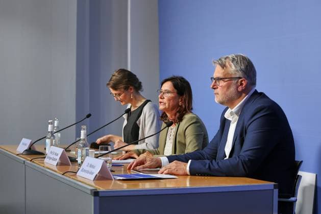 Berlin, Deutschland, 03.06.2026: Haus der Bundespressekonferenz: Pressekonferenz: Hausärztinnen- und Hausärzteverband - Start der Protestmaßnahmen der hausärztlichen Praxen anlässlich des GKV-Spargesetzes: L-R Finia Schultz, Nicola Buhlinger-Göpfarth, Markus Blumenthal-Beier *** Berlin, Germany, 03 06 2026 Haus der Bundespressekonferenz Press conference General practitioners association Launch of protest measures by general practitioners on the occasion of the GKV savings law L R Finia Schultz, Nicola Buhlinger Göpfarth, Markus Blumenthal Beier Copyright: xdtsxNachrichtenagenturx dts_121826