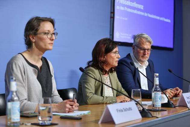 Berlin, Deutschland, 03.06.2026: Haus der Bundespressekonferenz: Pressekonferenz: Hausärztinnen- und Hausärzteverband - Start der Protestmaßnahmen der hausärztlichen Praxen anlässlich des GKV-Spargesetzes: L-R Finia Schultz, Nicola Buhlinger-Göpfarth, Markus Blumenthal-Beier *** Berlin, Germany, 03 06 2026 Haus der Bundespressekonferenz Press conference General practitioners association Launch of protest measures by general practitioners on the occasion of the GKV savings law L R Finia Schultz, Nicola Buhlinger Göpfarth, Markus Blumenthal Beier Copyright: xdtsxNachrichtenagenturx dts_121831