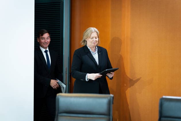 Kabinettsitzung, Bundesregierung, Auftakt Auftakt, Kabinettsitzung, Bundesregierung, Bärbel Bas, Bundesministerin, Arbeit, Soziales Berlin Berlin GER *** Cabinet meeting, Federal Government, Kick-off Kick-off, Cabinet meeting, Federal Government, Bärbel Bas, Federal Minister, Labor, Social Affairs Berlin Berlin GER