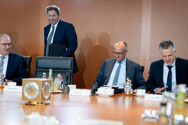Kabinettsitzung, Bundesregierung, Auftakt Auftakt, Kabinettsitzung, Bundesregierung, Bundeskanzler, Friedrich Merz, Kanzleramtsminister, Thorsten Frei, Lars Klingbeil, Bundesfinanzminister, Vizekanzler, Alexander Dobrindt, Bundesinnenminister Berlin Berlin GER *** Cabinet meeting, Federal Government, Kick-off Kick-off, Cabinet meeting, Federal Government, Federal Chancellor, Friedrich Merz, Minister of the Chancellery, Thorsten Frei, Lars Klingbeil, Federal Minister of Finance, Vice-Chancellor, Alexander Dobrindt, Federal Minister of the Interior Berlin Berlin GER