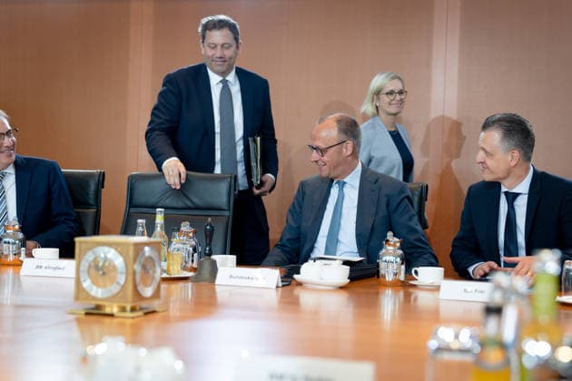 Kabinettsitzung, Bundesregierung, Auftakt Auftakt, Kabinettsitzung, Bundesregierung, Bundeskanzler, Friedrich Merz, Kanzleramtsminister, Thorsten Frei, Lars Klingbeil, Bundesfinanzminister, Vizekanzler, Alexander Dobrindt, Bundesinnenminister Berlin Berlin GER *** Cabinet meeting, Federal Government, Kick-off Kick-off, Cabinet meeting, Federal Government, Federal Chancellor, Friedrich Merz, Minister of the Chancellery, Thorsten Frei, Lars Klingbeil, Federal Minister of Finance, Vice-Chancellor, Alexander Dobrindt, Federal Minister of the Interior Berlin Berlin GER