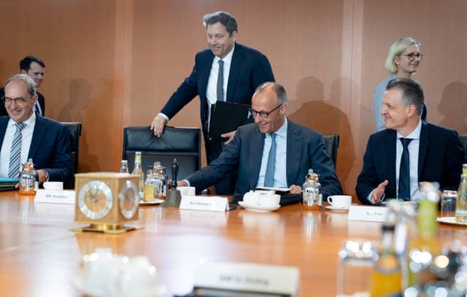 Kabinettsitzung, Bundesregierung, Auftakt Auftakt, Kabinettsitzung, Bundesregierung, Bundeskanzler, Friedrich Merz, Kanzleramtsminister, Thorsten Frei, Lars Klingbeil, Bundesfinanzminister, Vizekanzler, Alexander Dobrindt, Bundesinnenminister Berlin Berlin GER *** Cabinet meeting, Federal Government, Kick-off Kick-off, Cabinet meeting, Federal Government, Federal Chancellor, Friedrich Merz, Minister of the Chancellery, Thorsten Frei, Lars Klingbeil, Federal Minister of Finance, Vice-Chancellor, Alexander Dobrindt, Federal Minister of the Interior Berlin Berlin GER