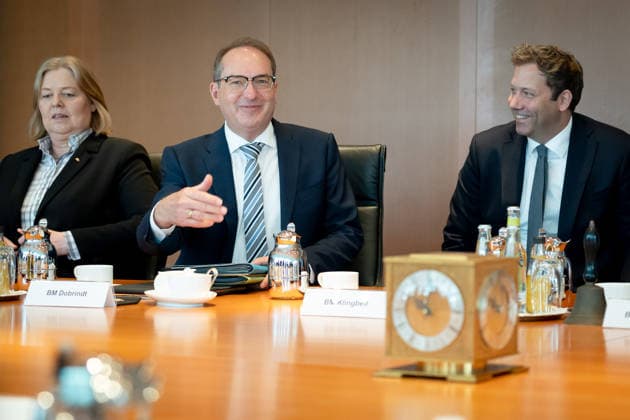 Kabinettsitzung, Bundesregierung, Auftakt Auftakt, Kabinettsitzung, Bundesregierung, Lars Klingbeil, Bundesfinanzminister, Vizekanzler, Alexander Dobrindt, Bundesinnenminister, Bärbel Bas, Bundesministerin, Arbeit, Soziales Berlin Berlin GER *** Cabinet meeting, Federal Government, Kick-off Kick-off, Cabinet meeting, Federal Government, Lars Klingbeil, Federal Minister of Finance, Vice Chancellor, Alexander Dobrindt, Federal Minister of the Interior, Bärbel Bas, Federal Minister, Labor, Social Affairs Berlin Berlin GER