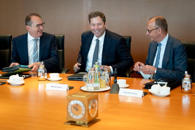 Kabinettsitzung, Bundesregierung, Auftakt Auftakt, Kabinettsitzung, Bundesregierung, Bundeskanzler, Friedrich Merz, Lars Klingbeil, Bundesfinanzminister, Vizekanzler, Alexander Dobrindt, Bundesinnenminister Berlin Berlin GER *** Cabinet meeting, federal government, kick-off, cabinet meeting, federal government, federal chancellor, Friedrich Merz, Lars Klingbeil, federal finance minister, vice chancellor, Alexander Dobrindt, federal interior minister Berlin Berlin GER