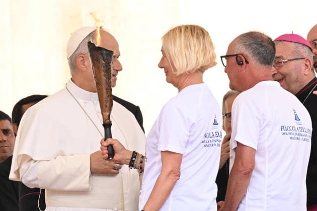 June 3, 2026, Vatican City, VATICAN CITY: Pope Leo XIV greets two faithful with a Torch of Peace during his weekly general audience in St. Peter Square, Vatican City, 3 June 2026..ANSA MAURIZIO BRAMBATTI Vatican City VATICAN CITY  - ZUMAa110 20260603_zaf_a110_005 Copyright: xMaurizioxBrambattix