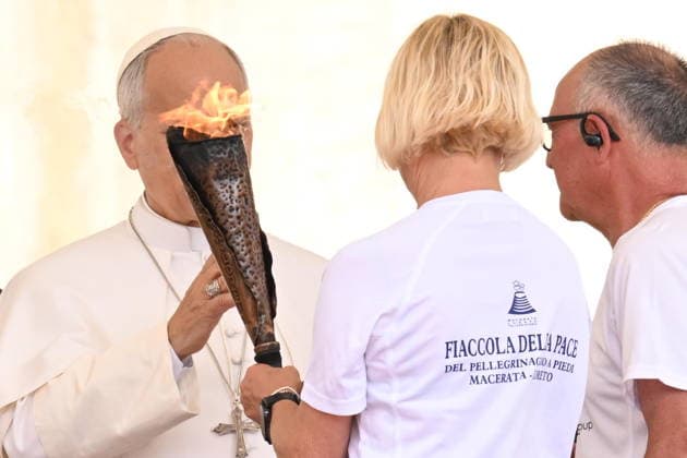 June 3, 2026, Vatican City, VATICAN CITY: Pope Leo XIV greets two faithful with a Torch of Peace during his weekly general audience in St. Peter Square, Vatican City, 3 June 2026..ANSA MAURIZIO BRAMBATTI Vatican City VATICAN CITY  - ZUMAa110 20260603_zaf_a110_006 Copyright: xMaurizioxBrambattix