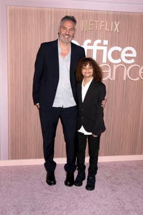 Ol Parker mit Sohn Booker Jombe Parker bei der Premiere des Netflix-Films Office Romance im Regal Union Square. New York, 02.06.2026 *** Ol Parker with son Booker Jombe Parker at the premiere of the Netflix film Office Romance at Regal Union Square New York, 02 06 2026 Foto:xB.xHinex xFuturexImagex romance_6601