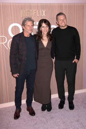 Aaron Ryder, Elaine Goldsmith-Thomas und Andrew Swett bei der Premiere des Netflix-Films Office Romance im Regal Union Square. New York, 02.06.2026 *** Aaron Ryder, Elaine Goldsmith Thomas and Andrew Swett at the premiere of the Netflix film Office Romance at Regal Union Square New York, 02 06 2026 Foto:xB.xHinex xFuturexImagex romance_6627