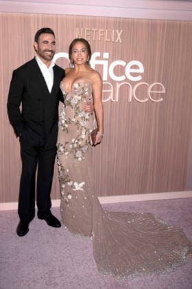 Brett Goldstein und Jennifer Lopez bei der Premiere des Netflix-Films Office Romance im Regal Union Square. New York, 02.06.2026 *** Brett Goldstein and Jennifer Lopez at the premiere of the Netflix movie Office Romance at Regal Union Square New York, 02 06 2026 Foto:xB.xHinex xFuturexImagex romance_6672
