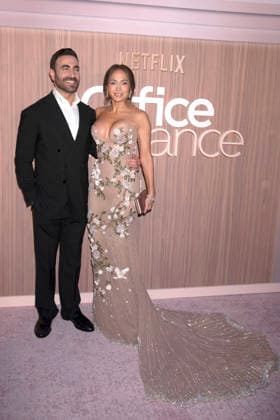 Brett Goldstein und Jennifer Lopez bei der Premiere des Netflix-Films Office Romance im Regal Union Square. New York, 02.06.2026 *** Brett Goldstein and Jennifer Lopez at the premiere of the Netflix movie Office Romance at Regal Union Square New York, 02 06 2026 Foto:xB.xHinex xFuturexImagex romance_6673