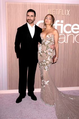 Brett Goldstein und Jennifer Lopez bei der Premiere des Netflix-Films Office Romance im Regal Union Square. New York, 02.06.2026 *** Brett Goldstein and Jennifer Lopez at the premiere of the Netflix movie Office Romance at Regal Union Square New York, 02 06 2026 Foto:xB.xHinex xFuturexImagex romance_6675
