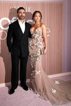 Brett Goldstein und Jennifer Lopez bei der Premiere des Netflix-Films Office Romance im Regal Union Square. New York, 02.06.2026 *** Brett Goldstein and Jennifer Lopez at the premiere of the Netflix movie Office Romance at Regal Union Square New York, 02 06 2026 Foto:xB.xHinex xFuturexImagex romance_6676