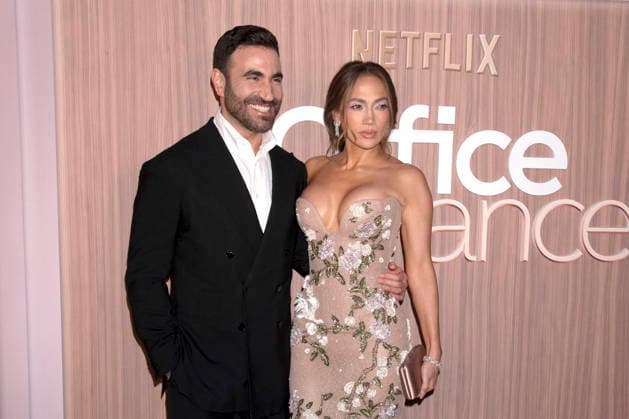 Brett Goldstein und Jennifer Lopez bei der Premiere des Netflix-Films Office Romance im Regal Union Square. New York, 02.06.2026 *** Brett Goldstein and Jennifer Lopez at the premiere of the Netflix movie Office Romance at Regal Union Square New York, 02 06 2026 Foto:xB.xHinex xFuturexImagex romance_6678