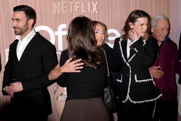 Brett Goldstein, Elaine Goldsmith-Thomas, Jennifer Lopez, Betty Gilpin und Edward James Olmos bei der Premiere des Netflix-Films Office Romance im Regal Union Square. New York, 02.06.2026 *** Brett Goldstein, Elaine Goldsmith Thomas, Jennifer Lopez, Betty Gilpin and Edward James Olmos at the premiere of the Netflix film Office Romance at Regal Union Square New York, 02 06 2026 Foto:xB.xHinex xFuturexImagex romance_6680
