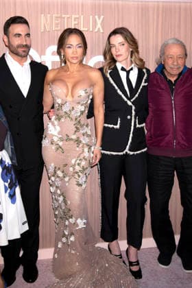 Brett Goldstein, Jennifer Lopez, Betty Gilpin und Edward James Olmos bei der Premiere des Netflix-Films Office Romance im Regal Union Square. New York, 02.06.2026 *** Brett Goldstein, Jennifer Lopez, Betty Gilpin and Edward James Olmos at the premiere of the Netflix film Office Romance at Regal Union Square New York, 02 06 2026 Foto:xB.xHinex xFuturexImagex romance_6681