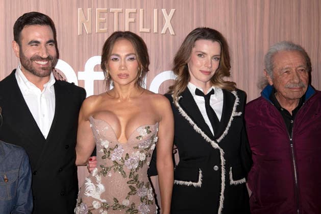 Brett Goldstein, Jennifer Lopez, Betty Gilpin und Edward James Olmos bei der Premiere des Netflix-Films Office Romance im Regal Union Square. New York, 02.06.2026 *** Brett Goldstein, Jennifer Lopez, Betty Gilpin and Edward James Olmos at the premiere of the Netflix film Office Romance at Regal Union Square New York, 02 06 2026 Foto:xB.xHinex xFuturexImagex romance_6682