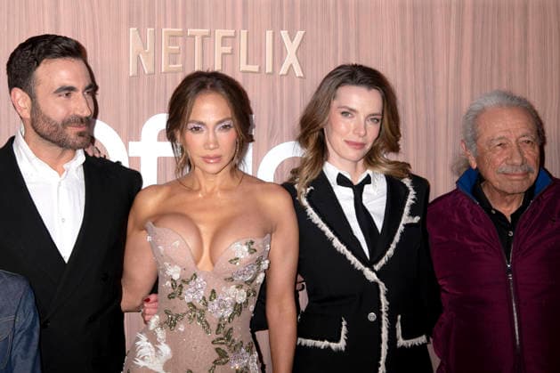 Brett Goldstein, Jennifer Lopez, Betty Gilpin und Edward James Olmos bei der Premiere des Netflix-Films Office Romance im Regal Union Square. New York, 02.06.2026 *** Brett Goldstein, Jennifer Lopez, Betty Gilpin and Edward James Olmos at the premiere of the Netflix film Office Romance at Regal Union Square New York, 02 06 2026 Foto:xB.xHinex xFuturexImagex romance_6683