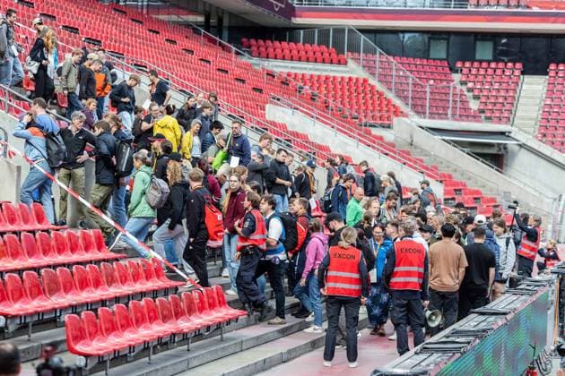 News Bilder des Tages resConEx 2026 am 03.06.2026 im RheinEnergieStadion in Köln Statisten werden aus dem Stadion evakuiert *** resConEx 2026 on 03 06 2026 in the RheinEnergieStadion in Cologne Extras are evacuated from the stadium xJRx