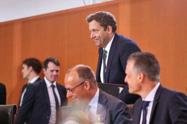 Berlin, Deutschland, 03.06.2026: Bundeskanzleramt: 47. Kabinettssitzung: Bundesminister der Finanzen Lars Klingbeil (SPD) komt mt an seinen Stuhl, darunter Bundeskanzler Friedrich Merz (CDU) und Thorsten Frei (CDU) *** Berlin, Germany, 03 06 2026 Federal Chancellery 47 Cabinet meeting Federal Minister of Finance Lars Klingbeil SPD comes to his chair, including Federal Chancellor Friedrich Merz CDU and Thorsten Frei CDU Copyright: xdtsxNachrichtenagenturx dts_121781