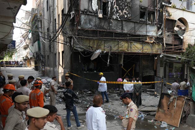 Deadly hotel fire claims 21 lives in New Delhi NEW DELHI, INDIA – JUNE 03: Members of a forensic investigation team examine the scene after a devastating fire swept through a hotel in New Delhi, India, on June 3, 2026. The blaze claimed the lives of at least 21 people, according to police, making it one of the most fatal fire incidents reported in the Indian capital in recent years. Amarjeet Kumar Singh Anadolu New Delhi India. Editorial use only. Please get in touch for any other usage.  Copyright: x2026xAnadoluxAmarjeetxKumarxSinghx