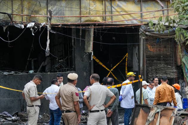 Deadly hotel fire claims 21 lives in New Delhi NEW DELHI, INDIA – JUNE 03: Members of a forensic investigation team examine the scene after a devastating fire swept through a hotel in New Delhi, India, on June 3, 2026. The blaze claimed the lives of at least 21 people, according to police, making it one of the most fatal fire incidents reported in the Indian capital in recent years. Amarjeet Kumar Singh Anadolu New Delhi India. Editorial use only. Please get in touch for any other usage.  Copyright: x2026xAnadoluxAmarjeetxKumarxSinghx