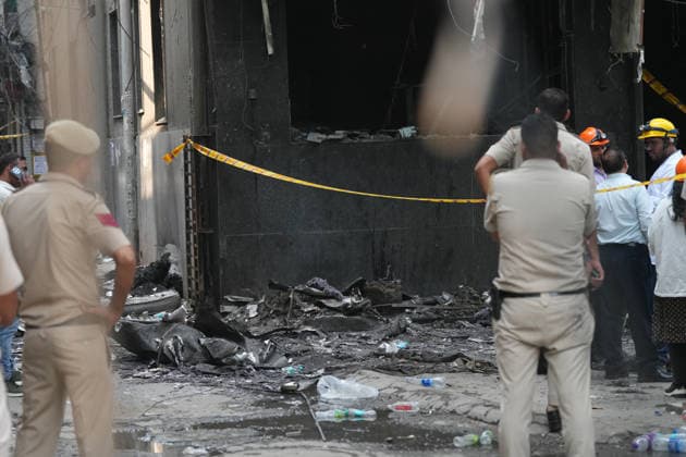 Deadly hotel fire claims 21 lives in New Delhi NEW DELHI, INDIA – JUNE 03: Rescue workers and forensic personnel gather outside a hotel following a deadly fire in New Delhi, India, on June 3, 2026. According to police, the blaze claimed at least 21 lives and injured dozens of others, making it one of the deadliest fire incidents reported in the Indian capital in recent years. Amarjeet Kumar Singh Anadolu New Delhi India. Editorial use only. Please get in touch for any other usage.  Copyright: x2026xAnadoluxAmarjeetxKumarxSinghx