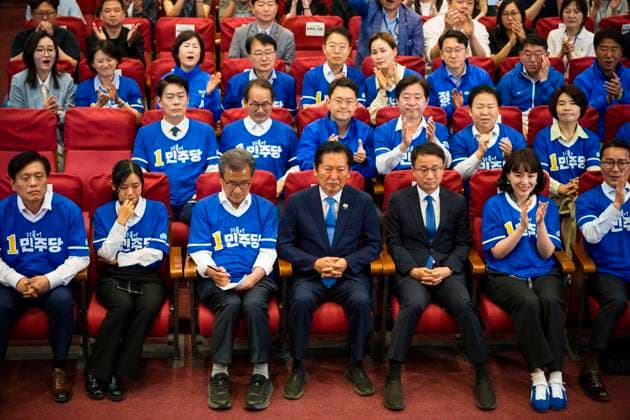 June 3, 2026, Seoul, South Korea: Members of the ruling Democratic Party of Korea, including party leader Jung Chung-rae, center, celebrate as exit poll results predict a landslide win for their party in the local elections, on Wednesday, June 3, 2026 at the National Assembly in Seoul, South Korea. Seoul South Korea - ZUMAh163 20260603_znp_h163_015 Copyright: xJintakxHanx