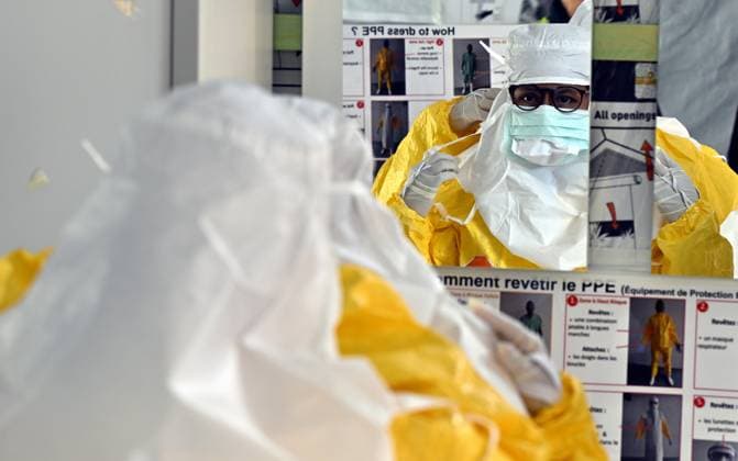 News Bilder des Tages An ebola virus treatment training center, organized by the Medecins Sans Frontieres - Artsen Zonder Grenzen humanitarian charity in Brussels, visited on Wednesday 03 June 2026. The training covers putting on and taking off protective suits, caring for patients, and handling deaths.  ERICxLALMAND 175816736