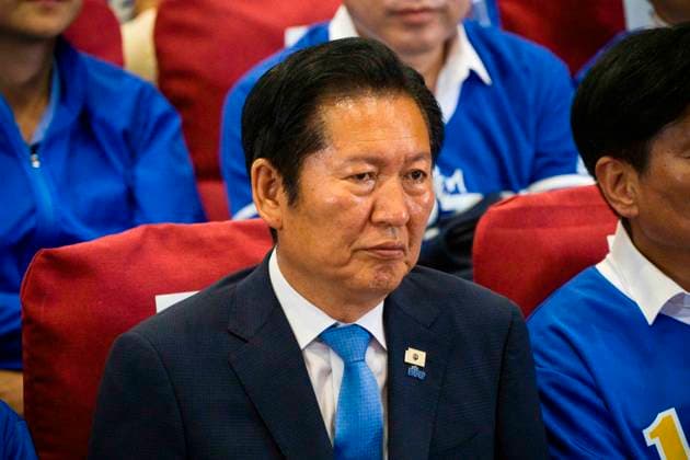 June 3, 2026, Seoul, South Korea: Jung Chung-rae, leader of the ruling Democratic Party of Korea, watches as exit poll results predict a landslide win for his party in the local elections, on Wednesday, June 3, 2026 at the National Assembly in Seoul, South Korea. Seoul South Korea  - ZUMAh163 20260603_znp_h163_019 Copyright: xJintakxHanx
