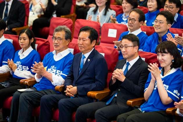 June 3, 2026, Seoul, South Korea: Members of the ruling Democratic Party of Korea, including party leader Jung Chung-rae, center, celebrate as exit poll results predict a landslide win for their party in the local elections, on Wednesday, June 3, 2026 at the National Assembly in Seoul, South Korea. Seoul South Korea  - ZUMAh163 20260603_znp_h163_020 Copyright: xJintakxHanx