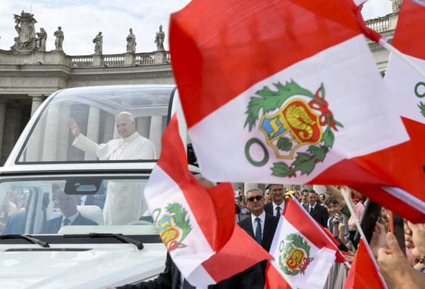 Pope Leo XIV Leads The General Audience - Vatican People are waving the traditional Peruvian flag during the weekly general audience led by Pope Leo XIV in Saint Peter’s square, Vatican on June 3, 2026. Photo by (EV) Simone Risoluti Vatican Media ABACAPRESS.COM Vatican Vatican (or Holy See)  Copyright: xABACAx
