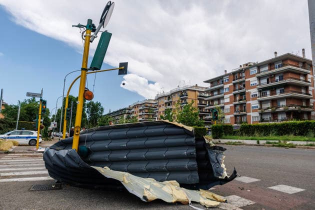 June 3, 2026, Rome, Italia, Italy: Storm damage following a waterspout in Rome s Prati Fiscali neighborhood, June 3, 2026 *** Local Caption *** Danni provocati dal maltempo dopo una tromba nel quartiere Prati Fiscali Roma, 03 06 2026 Rome Italy  - ZUMAa289 20260603_zia_a289_030 Copyright: xFrancescoxFotiax xAgfx