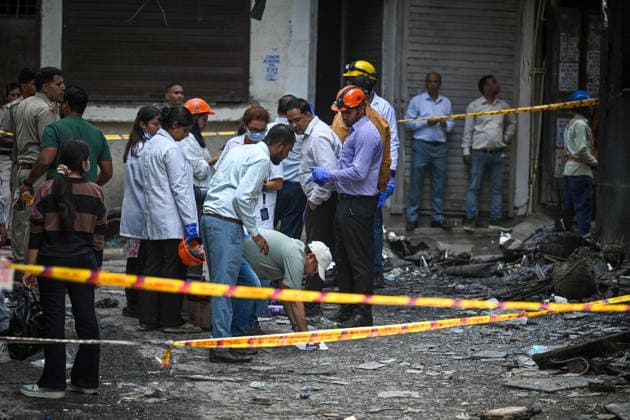 News Bilder des Tages NEW DELHI, INDIA - JUNE 3: Firefighters and rescue personnel conduct rescue and recovery operations after a massive fire broke out in a five-storey building housing a restaurant and bed-and-breakfast guest accommodation in the highly congested Hauz Rani area of Malviya Nagar on June 3, 2026 in New Delhi, India. The blaze at the Flourish Stay B&B and Lemon Green Restaurant started around 8.30 am and quickly spread, catching everybody unawares. Rescue workers, including many locals, rushed to the spot to pull out those trapped inside the five-floor narrow building. About 40 people were rescued and rushed to hospital where 21 were declared brought dead, officials said. The death toll could rise with several of the injured in a critical conditi