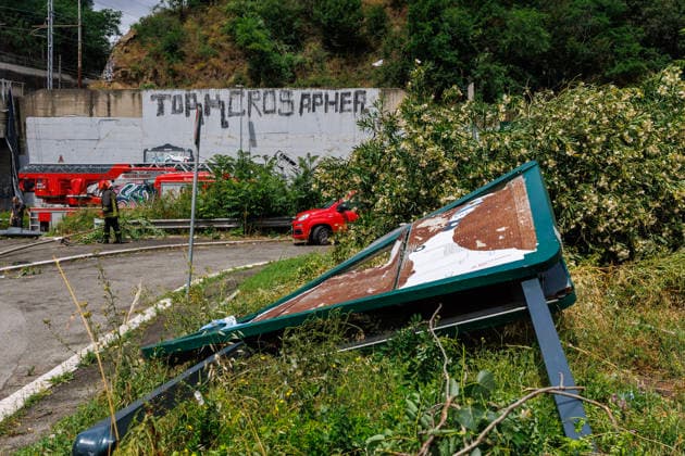 June 3, 2026, Rome, Italia, Italy: Storm damage following a waterspout in Rome s Prati Fiscali neighborhood, June 3, 2026 *** Local Caption *** Danni provocati dal maltempo dopo una tromba nel quartiere Prati Fiscali Roma, 03 06 2026 Rome Italy  - ZUMAa289 20260603_zia_a289_051 Copyright: xFrancescoxFotiax xAgfx