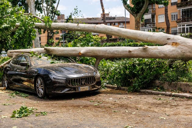 June 3, 2026, Rome, Italia, Italy: Storm damage following a waterspout in Rome s Prati Fiscali neighborhood, June 3, 2026 *** Local Caption *** Danni provocati dal maltempo dopo una tromba nel quartiere Prati Fiscali Roma, 03 06 2026 Rome Italy  - ZUMAa289 20260603_zia_a289_060 Copyright: xFrancescoxFotiax xAgfx