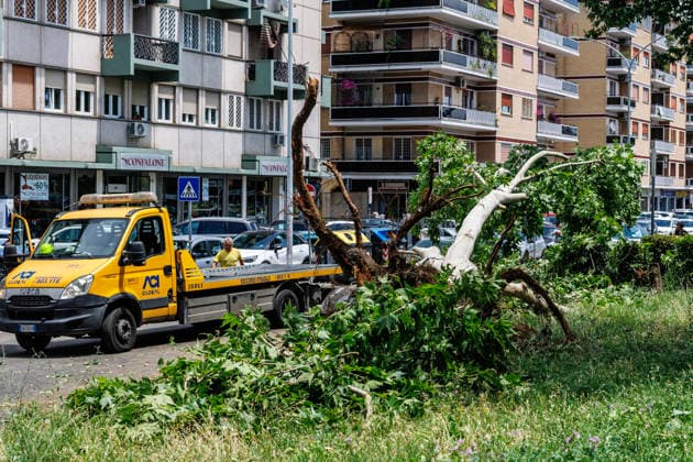 June 3, 2026, Rome, Italia, Italy: Storm damage following a waterspout in Rome s Prati Fiscali neighborhood, June 3, 2026 *** Local Caption *** Danni provocati dal maltempo dopo una tromba nel quartiere Prati Fiscali Roma, 03 06 2026 Rome Italy  - ZUMAa289 20260603_zia_a289_067 Copyright: xFrancescoxFotiax xAgfx