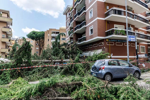 June 3, 2026, Rome, Italia, Italy: Storm damage following a waterspout in Rome s Prati Fiscali neighborhood, June 3, 2026 *** Local Caption *** Danni provocati dal maltempo dopo una tromba nel quartiere Prati Fiscali Roma, 03 06 2026 Rome Italy  - ZUMAa289 20260603_zia_a289_068 Copyright: xFrancescoxFotiax xAgfx